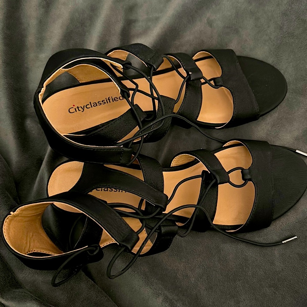 NWOT CITYCLASSIFIED BLACK SANDALS